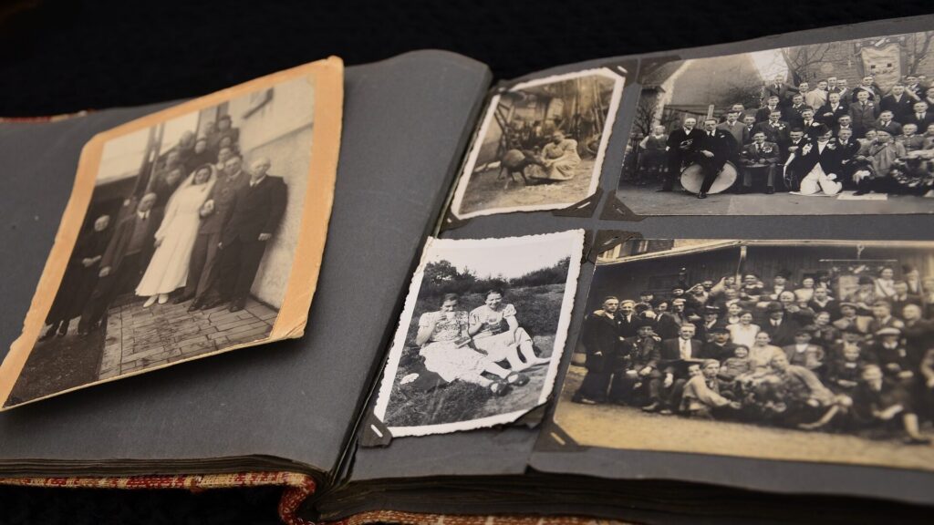 Wie Sie Familienfotos für die Ahnenforschung nutzen können - Tipps und Ressourcen 3 photo album 631084 1920 edited