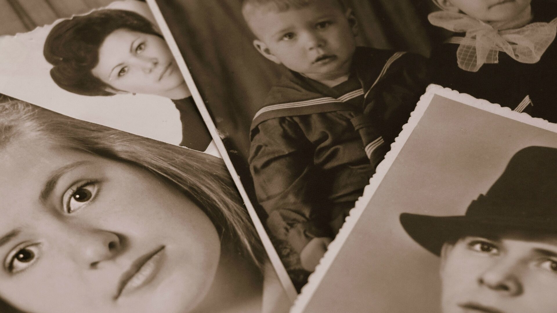 Den Familienstammbaum 2025 einfach erstellen: Ein Leitfaden für Ahnenforscher 1 Familienstammbaum: Fotos können ein erster Anhaltspunkt sein