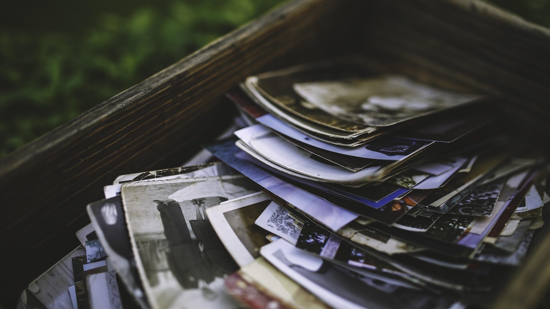 Wie Sie Familienfotos für die Ahnenforschung nutzen können - Tipps und Ressourcen 2 Kiste mit Familienfotos - haben Sie auch so eine zu Hause?